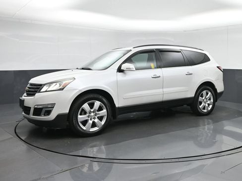 Used 2017 Chevrolet Traverse LT w/ Style and Technology Package AWD/4WD image 3