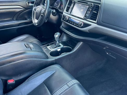 Used 2018 Toyota Highlander SE FWD image 20