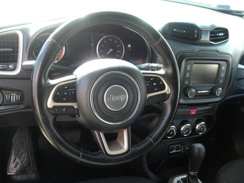 Used 2017 Jeep Renegade Latitude FWD image 10