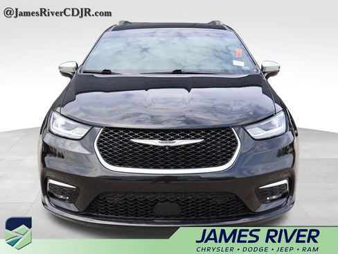 Used 2023 Chrysler Pacifica Pinnacle FWD image 7