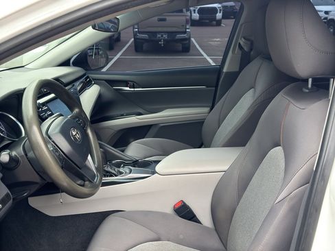 Used 2018 Toyota Camry LE image 9