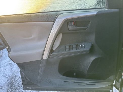 Used 2015 Toyota RAV4 LE image 9