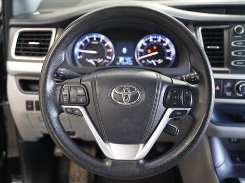 Used 2014 Toyota Highlander LE AWD/4WD image 15