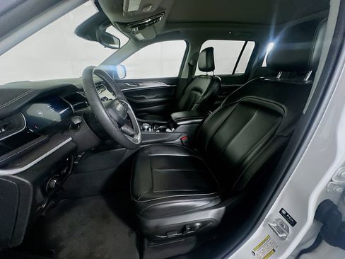 Used 2023 Jeep Grand Cherokee 4WD 4xe image 13