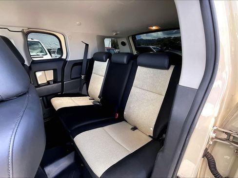 Used 2010 Toyota FJ Cruiser 4WD image 29
