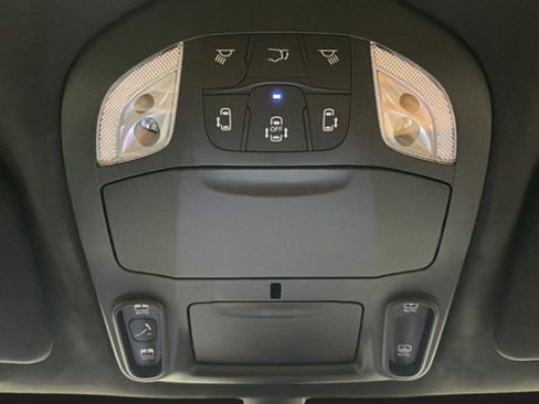 Used 2023 Chrysler Pacifica Pinnacle FWD image 35