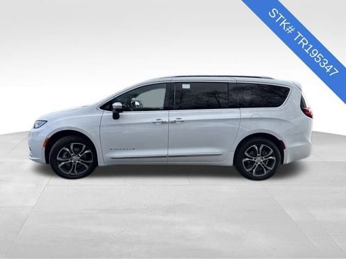 New 2026 Chrysler Pacifica Pinnacle image 4