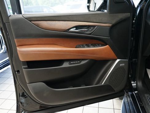 Used 2016 Cadillac Escalade Luxury AWD/4WD image 27