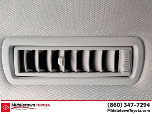 Used 2020 Toyota Highlander XLE AWD/4WD image 30