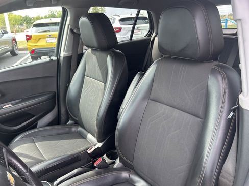Used 2022 Chevrolet Trax LT w/ LT Convenience Package image 17