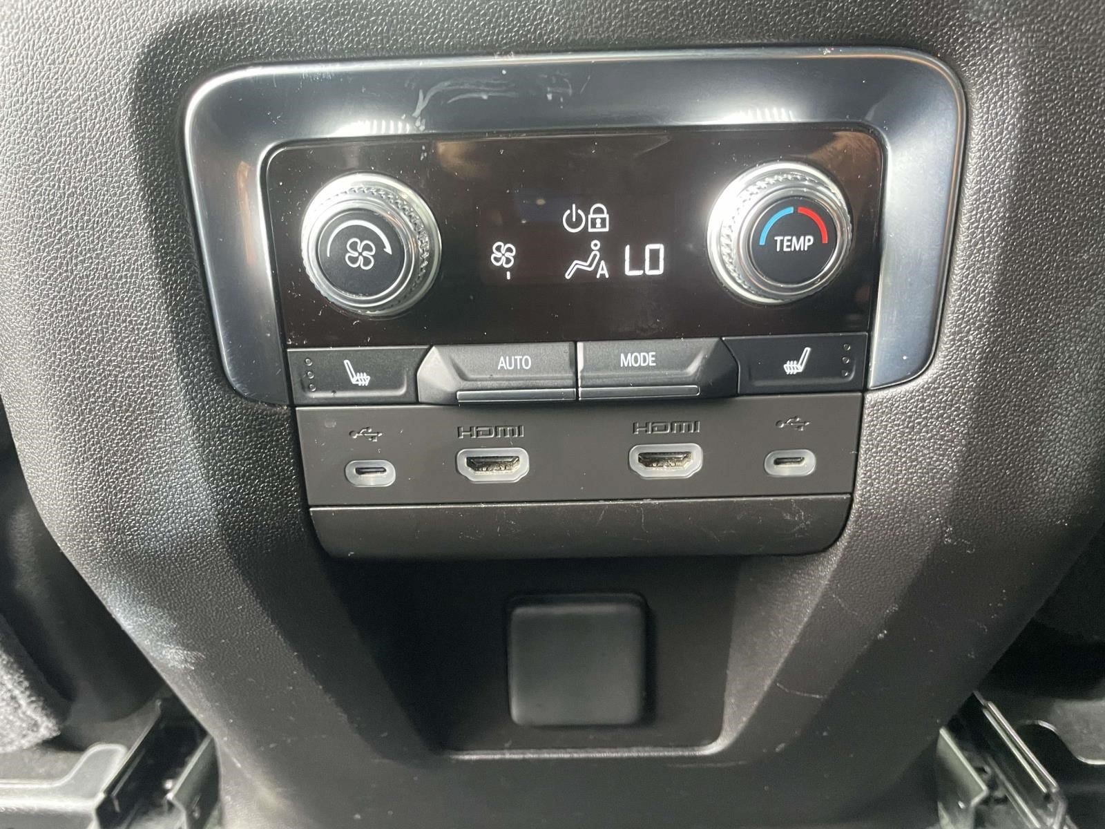 Used 2021 GMC Yukon XL Denali w/ Denali Premium Package AWD/4WD image 13