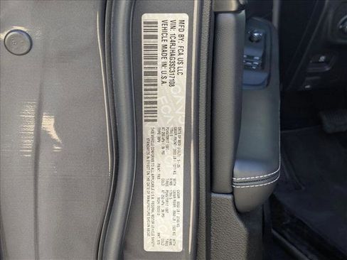 Used 2025 Jeep Grand Cherokee Laredo AWD/4WD image 23