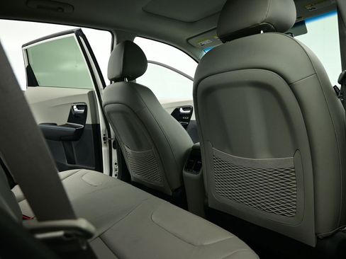 Used 2017 Kia Niro Touring image 31