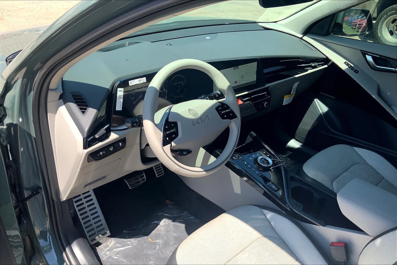 Used 2024 Kia Niro Wave w/ Wave Preserve Package FWD image 8