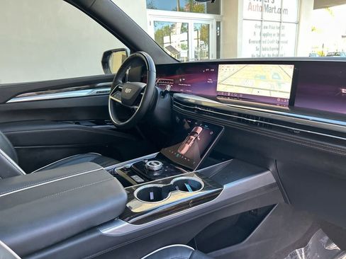 Used 2025 Cadillac Escalade ESV Premium Luxury w/ Touring Package image 27