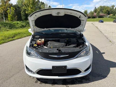Used 2019 Chrysler Pacifica Touring-L FWD image 3