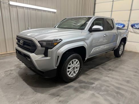 Used 2025 Toyota Tacoma SR5 AWD/4WD image 3