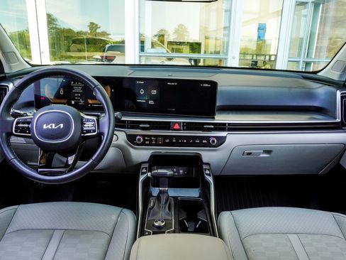 Used 2025 Kia Sorento EX w/ Panoramic Sunroof Package FWD image 5