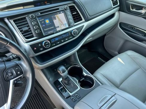 Used 2017 Toyota Highlander SE AWD/4WD image 32