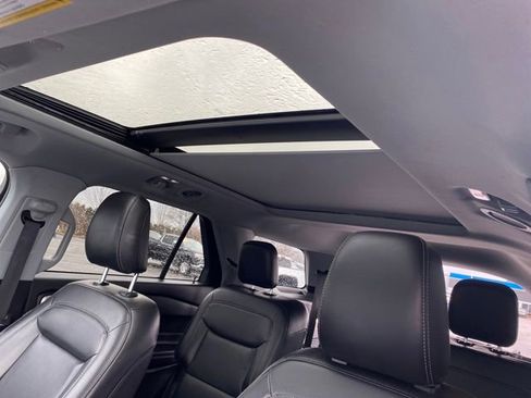 Used 2022 Ford Explorer XLT image 15
