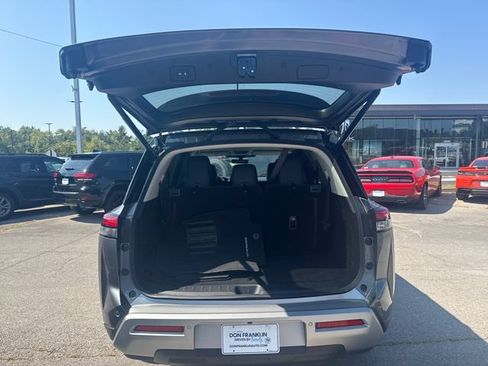 Used 2024 Nissan Pathfinder SL AWD/4WD image 9