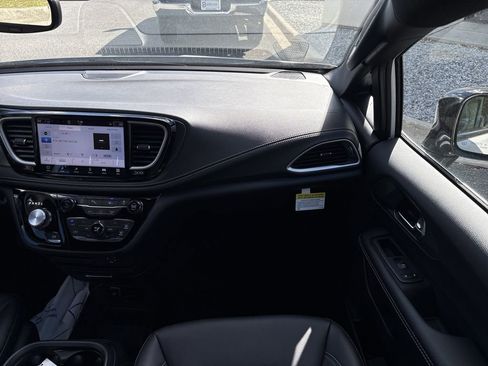 New 2026 Chrysler Pacifica Select image 21