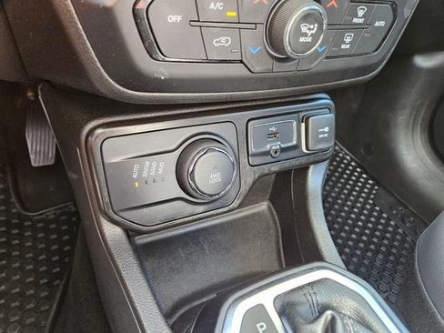 Used 2023 Jeep Renegade Altitude w/ Sun/Sound Group AWD/4WD image 33