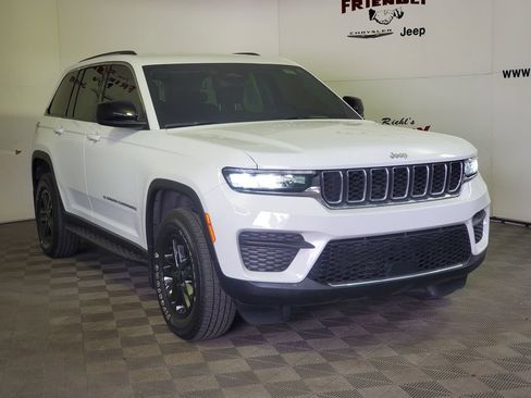 Used 2022 Jeep Grand Cherokee Laredo w/ Luxury Tech Group I AWD/4WD image 2