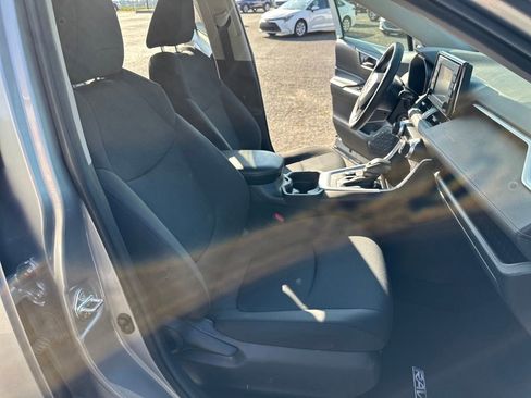 Used 2021 Toyota RAV4 LE image 29