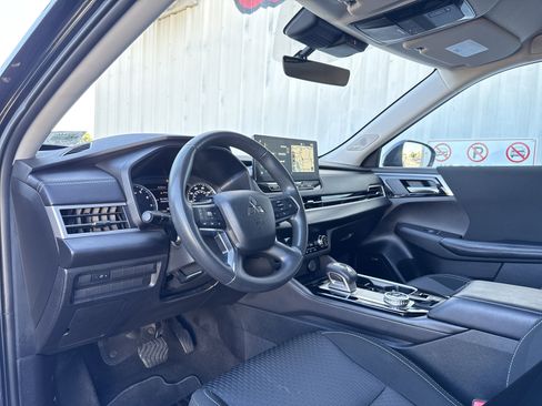 Used 2025 Mitsubishi Outlander ES image 18