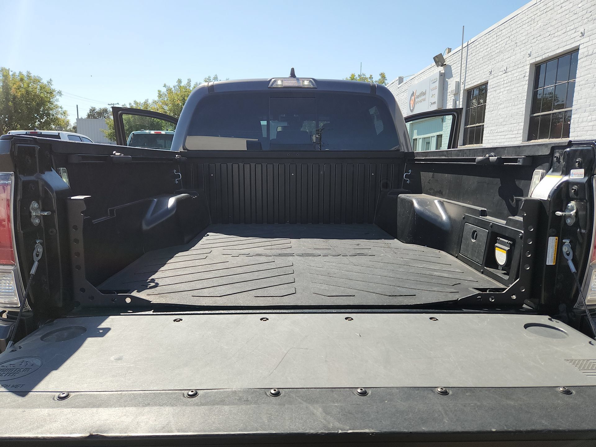 Used 2020 Toyota Tacoma TRD Off-Road w/ Technology Package AWD/4WD image 19