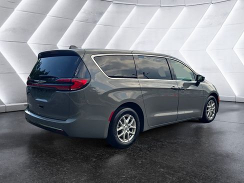 Used 2025 Chrysler Pacifica Select FWD image 5