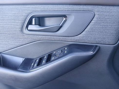 Used 2023 Nissan Rogue S image 17