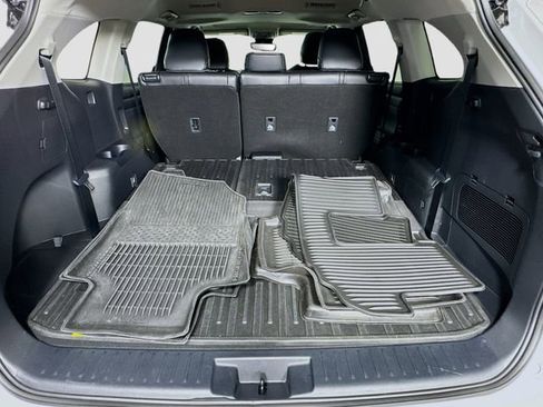 Certified 2023 Toyota Highlander XLE image 28