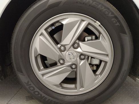 Used 2025 Hyundai Elantra SE FWD image 31