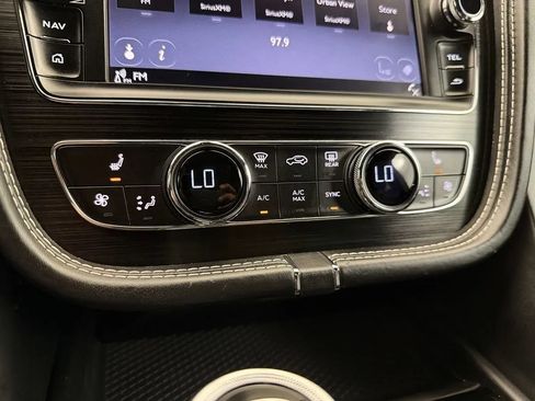 Used 2017 Bentley Bentayga AWD/4WD image 30