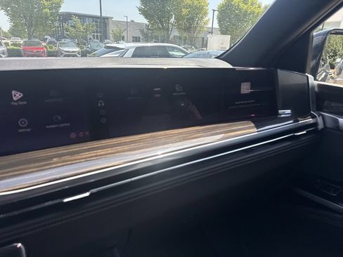 Used 2025 Cadillac Escalade Premium Luxury AWD/4WD image 20