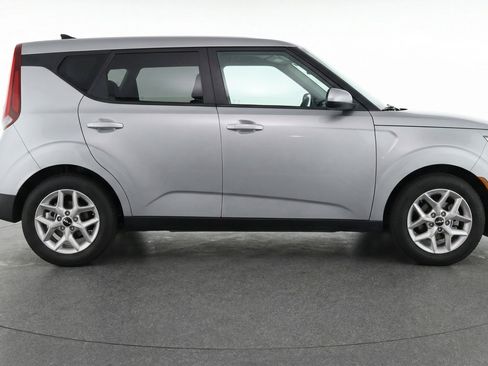Used 2025 Kia Soul LX w/ LX Technology Package image 11