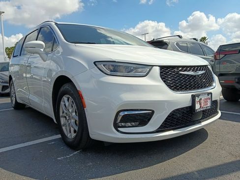 Used 2022 Chrysler Pacifica Touring-L image 2