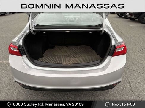 Used 2017 Chevrolet Malibu LT image 12