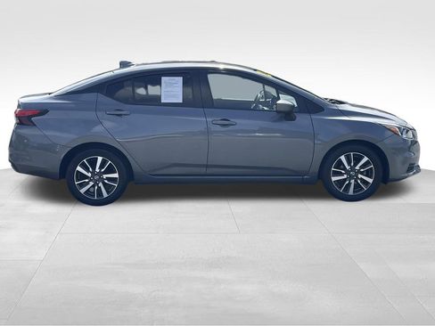 Used 2022 Nissan Versa SV FWD image 2