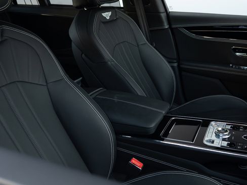Used 2024 Bentley Flying Spur V8 image 38