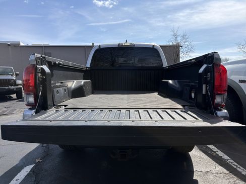 Used 2018 Toyota Tacoma TRD Sport image 10