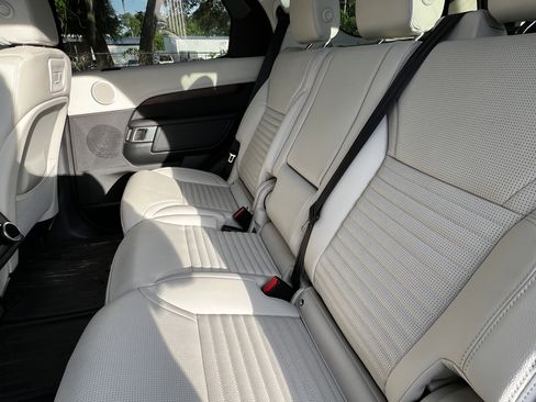 Used 2023 Land Rover Discovery S image 33