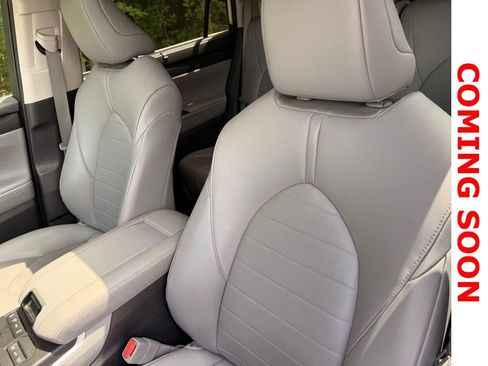 Used 2020 Toyota Highlander XLE AWD/4WD image 12