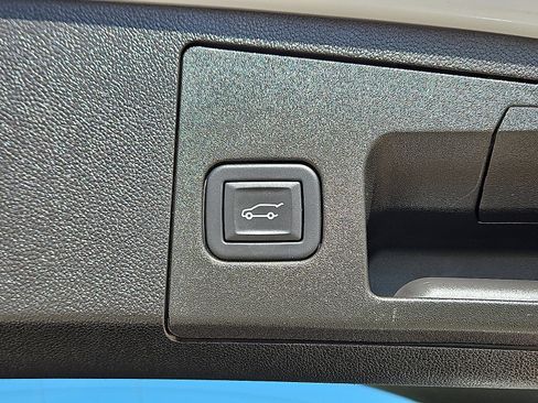 Used 2024 Cadillac XT4 Premium Luxury image 7