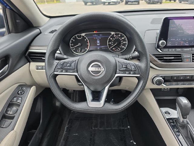 Used 2025 Nissan Altima 2.5 SV FWD image 10