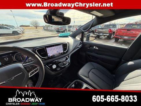 New 2026 Chrysler Pacifica Select AWD/4WD image 19