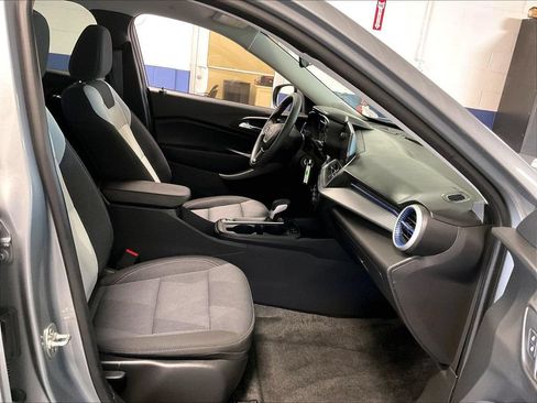 Used 2024 Chevrolet Trax LS w/ LS Convenience Package FWD image 11