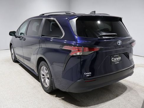 Used 2021 Toyota Sienna LE image 4